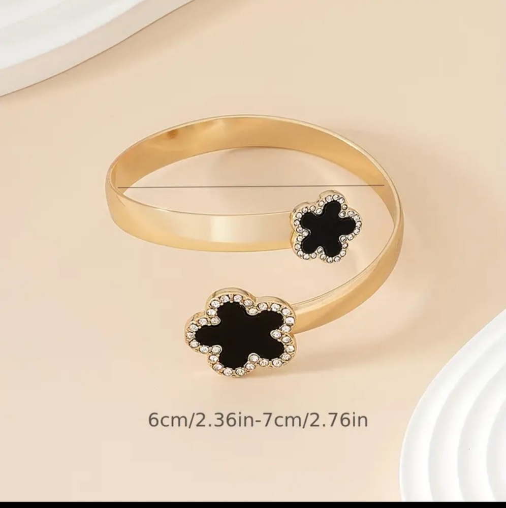 18K Gold Plated Elegant Lucky Flower Geometric Twisted Cuff Bangle. - Picture 2 of 2